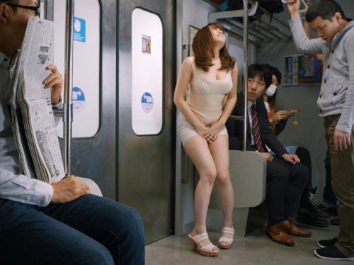 森下美怜がムチムチボディで電車でおしっこおもらしする動画　おもらしで感ずる女たち